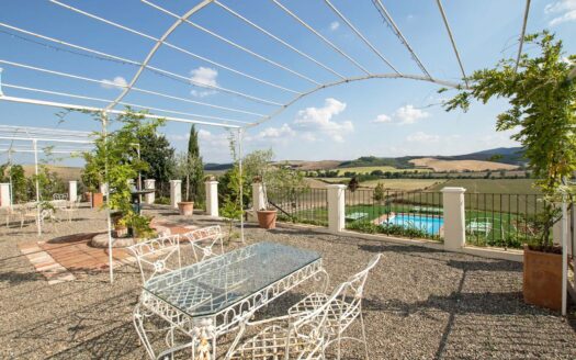 For sale charming farmhouse with pool close to Siena