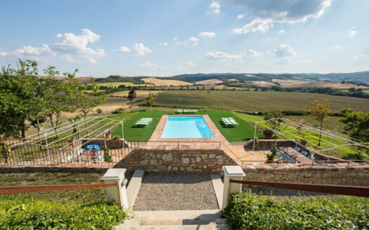 For sale charming farmhouse with pool close to Siena