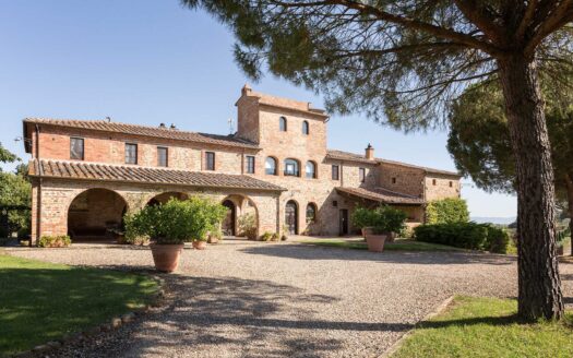 Luxurious farmhouse with pool in the hills of Siena