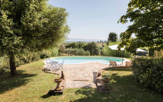 Luxurious farmhouse with pool in the hills of Siena