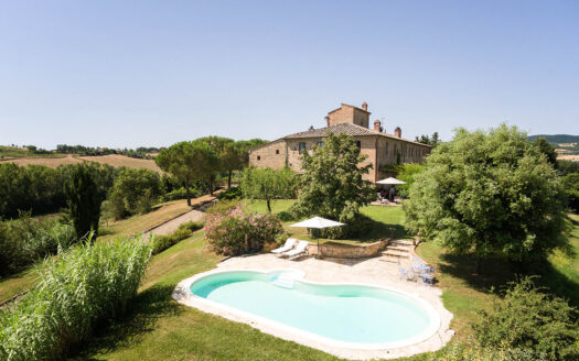 Luxurious farmhouse with pool in the hills of Siena