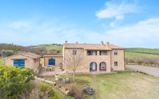 Luxury farmhouse with pool for sale in Asciano, Siena