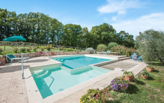 Luxury farmhouse with pool for sale in Asciano, Siena