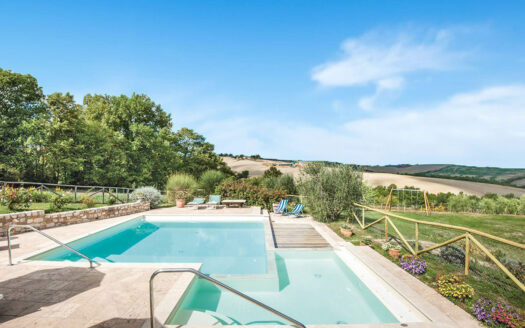 Luxury farmhouse with pool for sale in Asciano, Siena