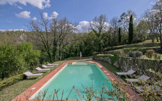 Charming farmhouse with swimming pool for sale in Chianti.