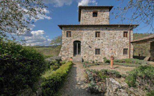 Charming farmhouse with swimming pool for sale in Chianti.