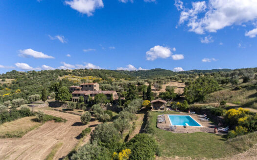 Two wonderful stone houses with swimming pool in Umbria.