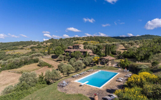 Two wonderful stone houses with swimming pool in Umbria.