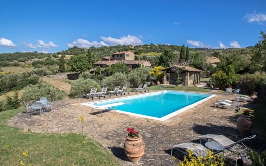 Two wonderful stone houses with swimming pool in Umbria.
