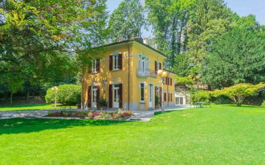 Charming historic villa with guesthouse and pool near Lake Como