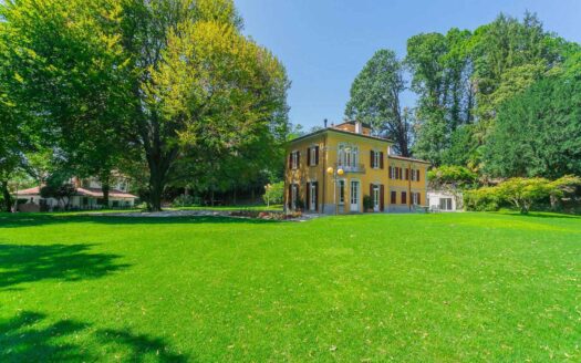 Charming historic villa with guesthouse and pool near Lake Como