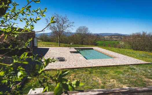 Farmhouse with swimming pool and lake view