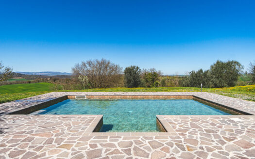 Farmhouse with swimming pool and lake view