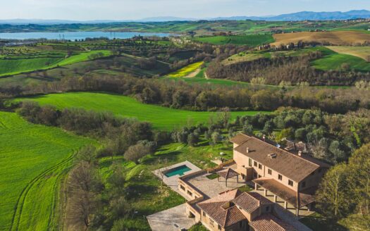 Farmhouse with swimming pool and lake view