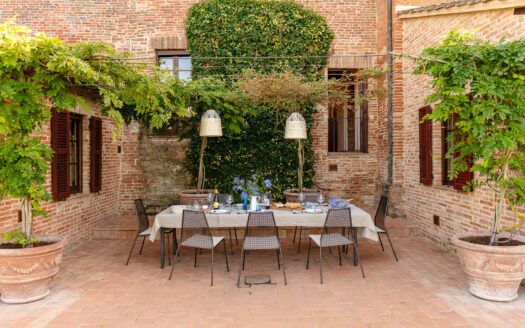 Wonderful farmhouse with pool in Castiglione del Lago