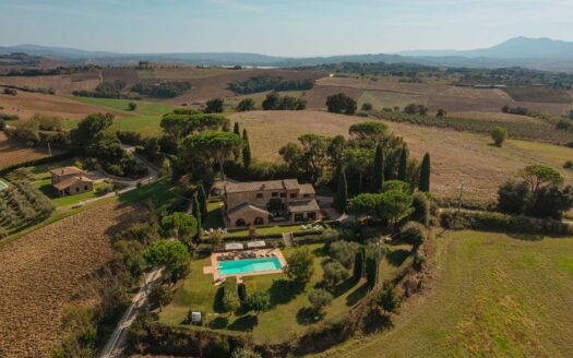 Wonderful farmhouse with pool in Castiglione del Lago