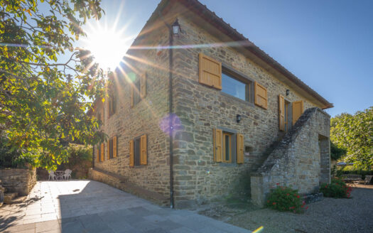 Prestigious estate overlooking the Val di Chio