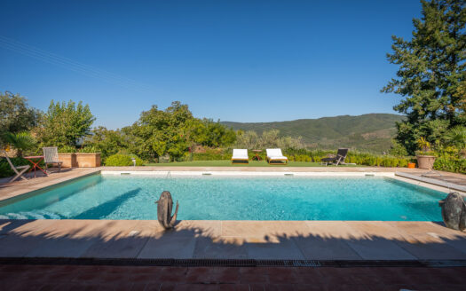 Prestigious estate overlooking the Val di Chio