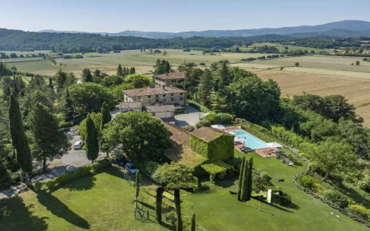 Ancient village with swimming pool in the heart of Tuscany