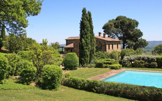 Prestigious Tuscan Estate with Villa, Farmhouse and Private Pools