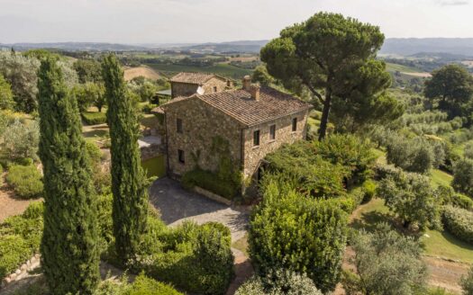 Prestigious Tuscan Estate with Villa, Farmhouse and Private Pools