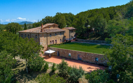 Stunning tuscan estate with organic vineyard and panoramic views