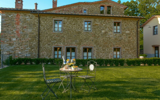 Stunning tuscan estate with organic vineyard and panoramic views